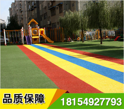 幼兒園定制人造草坪以專用設(shè)計,使用成本少,維護保養(yǎng)方便,環(huán)保安全,外形美觀,適應(yīng)性強等優(yōu)勢,全面覆蓋和替代了傳統(tǒng)塑膠和PVC等鋪裝材料.