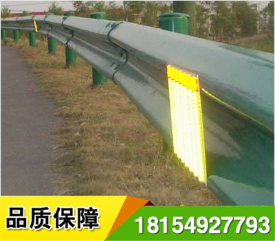 道路輪廊標(biāo)的英文名稱 Delineator，它是沿道路兩側(cè)邊緣設(shè)置、用于顯示道路邊界輪廓、指引車輛正常行駛、具有逆反射性能的一種交通安全設(shè)施，從功能上說，輪廓標(biāo)是一種視線誘導(dǎo)設(shè)